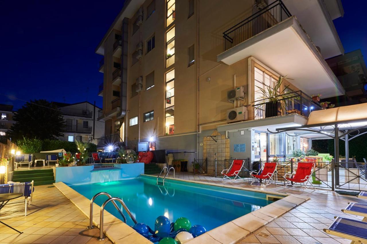 Hotel A Casa Nostra Rimini Esterno foto