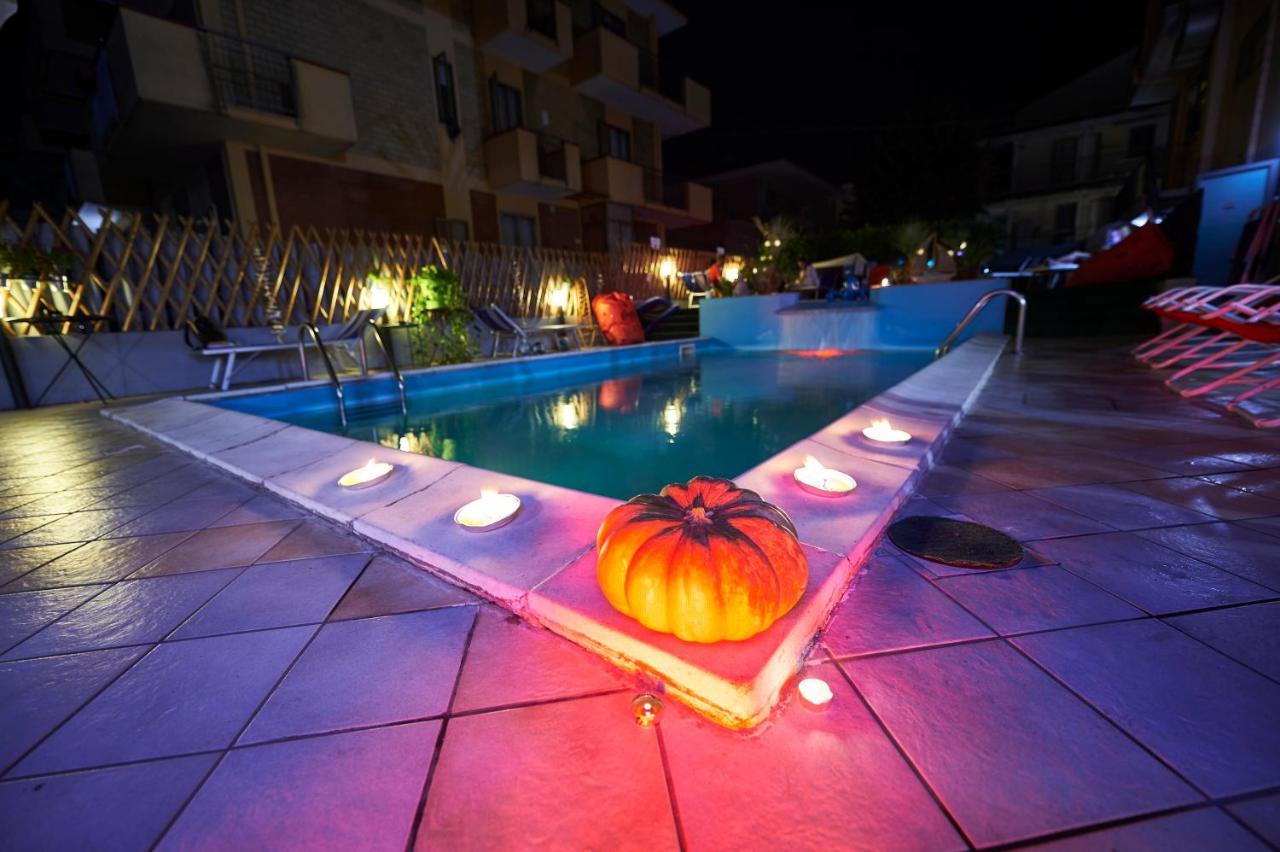 Hotel A Casa Nostra Rimini Esterno foto